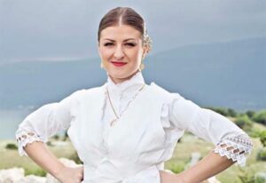 Pročitajte više o članku Najljepša Hrvatica u narodnoj nošnji izvan Republike Hrvatske 2021. je Lidija Sarić iz Srbije