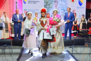 Pročitajte više o članku Održana 12. Revija tradicijske odjeće i izbor najljepše Hrvatice u narodnoj nošnji izvan Republike Hrvatske.