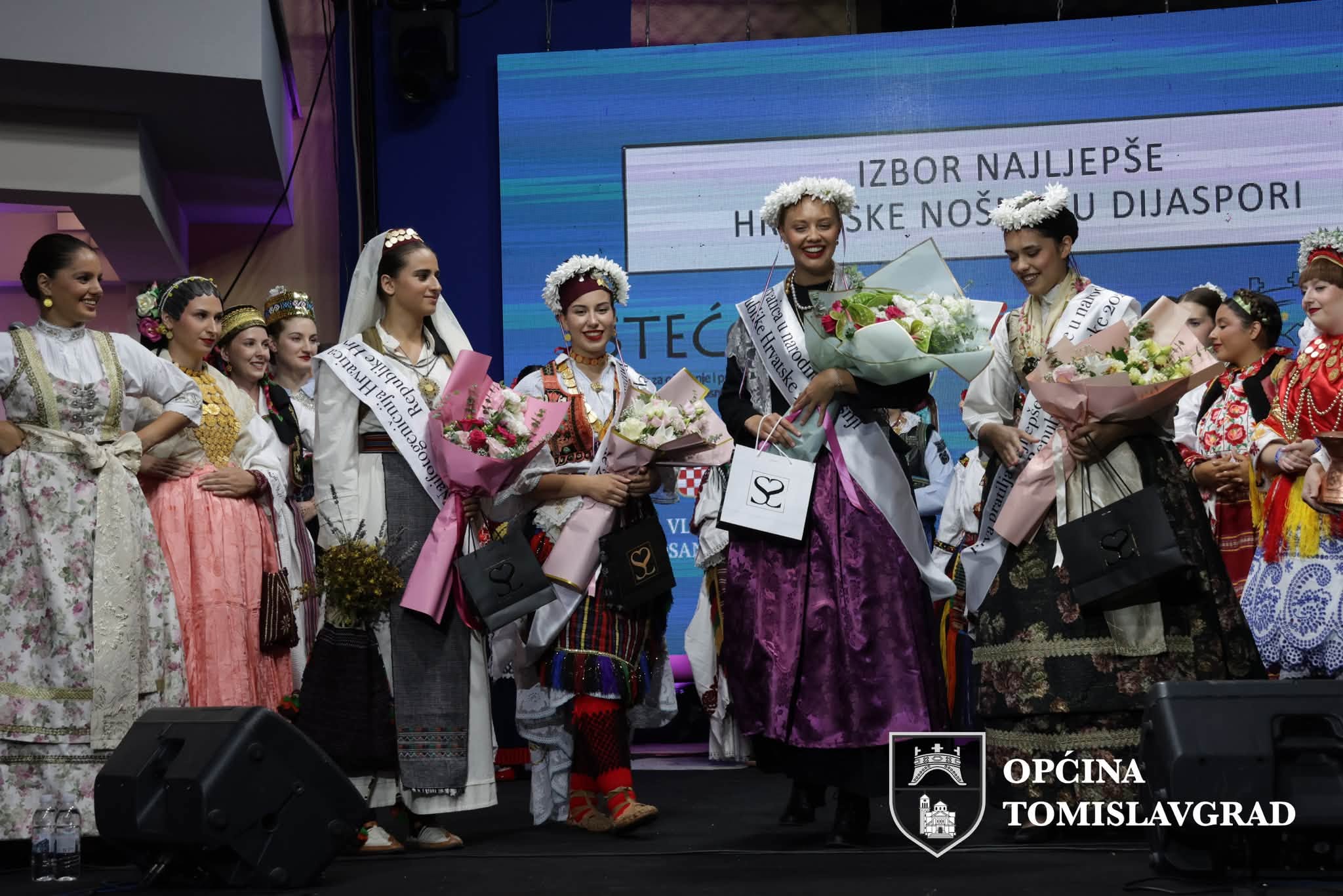 Pročitajte više o članku Završena 13. Revija tradicijske odjeće i izbor najljepše Hrvatice u narodnoj nošnji izvan Republike Hrvatske